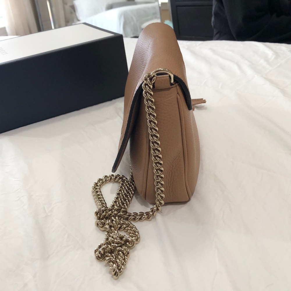 Gucci Soho chain leather crossbody bag in tan - Picture 6 of 8